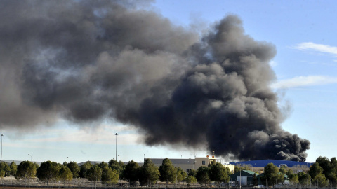 Una columna de humo sale del lugar del accidente tras estrellarse un avión F-16 griego en la base aérea de Los Llanos (Albacete).  EFE/Manu