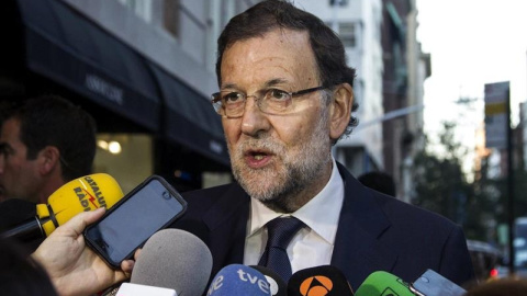 El presidente del Gobierno, Mariano Rajoy, atiende a la prensa a su llegada al hotel donde se aloja en Nueva York./ EFE El presidente del Gobierno, Mariano Rajoy, atiende a la prensa a su llegada al hotel donde se aloja en Nueva York./ EFE