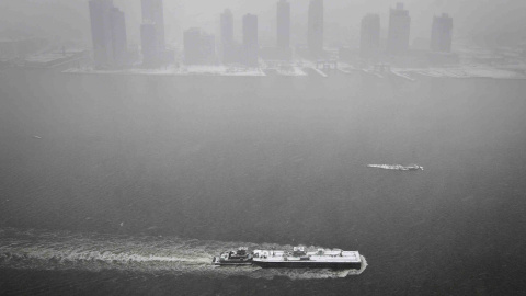 Un ferry transita por el East River, en Nueva York. REUTERS/Carlo Allegri