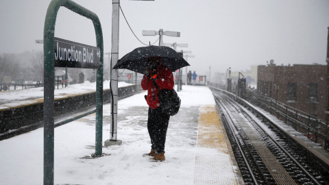 Un hombre espera en una parada de la línea que une Queens con Nueva York. REUTERS/Shannon Stapleton