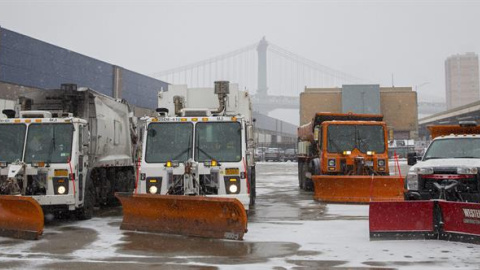Varios quitanieves se preparan para la nevada. EFE/Andrew Kelly