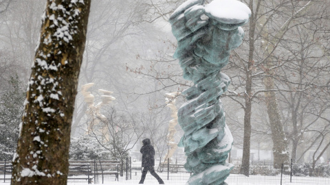 Un hombre camina junto a la obra Walk of Life del artista Tony Cragg, en el Madison Square Park. EFE/JASON SZENES