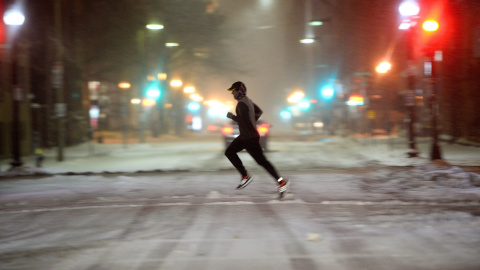 Un hombre corre en la Avenida Commonwealth en Boston, Massachusetts (EE.UU.) hoy, lunes 26 de enero de 2015. EFE/CJ GUNTHER