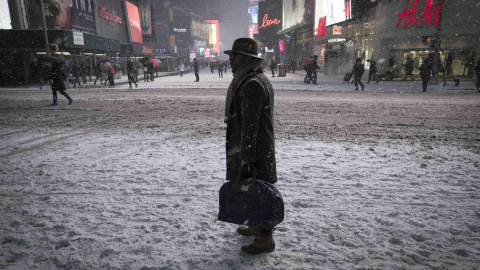Un hombre, rodeado de nieve. REUTERS/Mike Segar