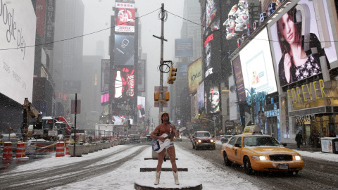 El artista callejero Robert John Burck, conocido como 'El Vaquero Desnudo', canta en Times Square. EFE/JASON SZENES