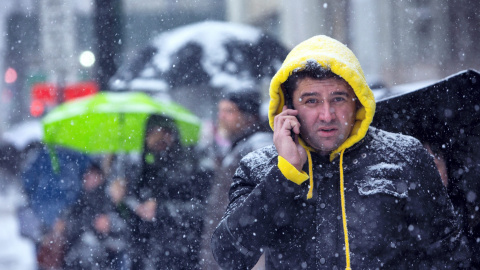 Un hombre camina bajo la nieve en Nueva. EFE/ANDREW KELLY