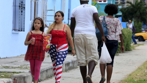 Una mujer pasea por las calles de La Habana llevando unos patalones con la bandera estadounidense. REUTERS/Enrique de la Osa