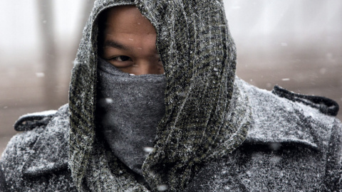 Un hombre camina bajo la nieve.  EFE/ANDREW KELLY