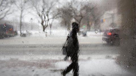 Vista de un hombre desde un cristal, en New Haven, Connecticut. REUTERS/Michelle McLoughlin