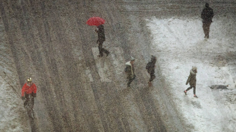 Ciudadanos en la famosa séptima avenida de Manhattan. REUTERS/Mike Segar