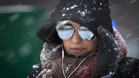Una mujer cruza la primera avenida en Manhattan. REUTERS/Carlo Allegri
