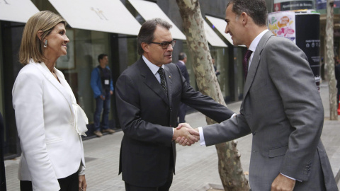 Fotografía facilitada por la Generalitat del rey Felipe VI saludando al presidente de la Generalitat, Artur Mas, ante la delegada del Gobierno en Cataluña, Llanos de Luna, a su llegada a la apertura del XVI Foro Iberoamérica en el Hotel Maj Fotografía facilitada por la Generalitat del rey Felipe VI saludando al presidente de la Generalitat, Artur Mas, ante la delegada del Gobierno en Cataluña, Llanos de Luna, a su llegada a la apertura del XVI Foro Iberoamérica en el Hotel Maj