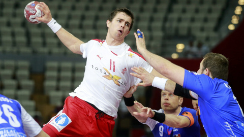 El danés Rasmus Lauge intenta un lanzamiento ante Islandia. REUTERS/Mohammed Dabbous El danés Rasmus Lauge intenta un lanzamiento ante Islandia. REUTERS/Mohammed Dabbous