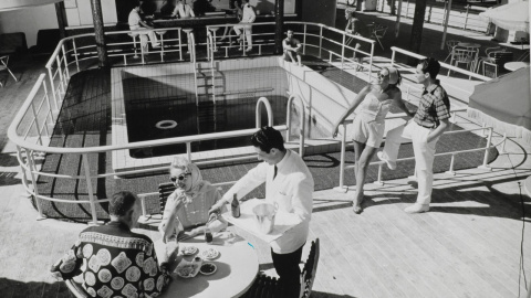 Pasajeros del barco, en la cubierta del Santa María, donde la vida transcurría con normalidad durante el secuestro. Pasajeros del barco, en la cubierta del Santa María, donde la vida transcurría con normalidad durante el secuestro.