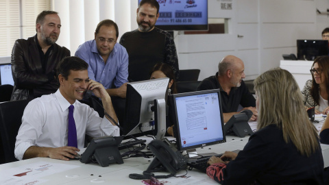 El secretario general del PSOE, Pedro Sánchez, junto al secretario de Organización, César Luena, entre otros, inaugura el 'call center' instalado en la sede del partido en Ferraz, desde el que se llamará en los próximos días a militantes y El secretario general del PSOE, Pedro Sánchez, junto al secretario de Organización, César Luena, entre otros, inaugura el 'call center' instalado en la sede del partido en Ferraz, desde el que se llamará en los próximos días a militantes y