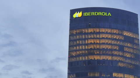 El logo de Iberdrola en su sede en Bilbao. El logo de Iberdrola en su sede en Bilbao.