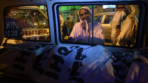 Mujeres paquistaníes lloran junto al cuerpo de su familiar que murió en un deslizamiento de tierra en Karachi, el 13 de octubre de 2015. Trece personas, entre ellas siete niños murieron aplastados cuando un deslizamiento de tierra golpeó su