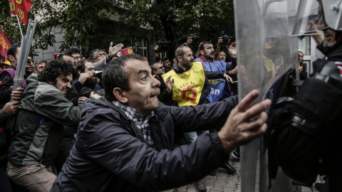 Manifestantes se enfrentan con los antidisturbios turcos durante una manifestación el 13 de octubre de 2015, en Estambul, en protesta en contra de los ataques mortales en Ankara. AFP/ YASIN Akgul