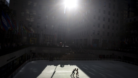 Los bailarines de hielo olímpicos, ganadores de la medalla de Oro Meryl Davis y Charlie White son los primeros en patinar en la pista en el Rockefeller Center y dan inicio a la temporada de invierno, ya que la pista está ahora abierta al pú