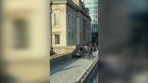 Varios heridos en un apuñalamiento en el Puente de Londres Varios heridos en un apuñalamiento en el Puente de Londres