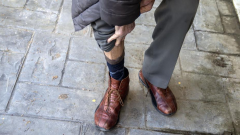 Un hombre muestra una cicatriz producto de una herida por torturas. Un hombre muestra una cicatriz producto de una herida por torturas.