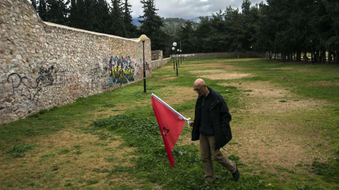 Un hombre con una bandera en el parque donde se encuentra el memorial. Un hombre con una bandera en el parque donde se encuentra el memorial.