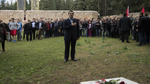 Alexis Tsipras en el memorial por los 200 griegos que murieron luchando contra la ocupación nazi. - CLEMENTE BERNAD Alexis Tsipras en el memorial por los 200 griegos que murieron luchando contra la ocupación nazi. - CLEMENTE BERNAD