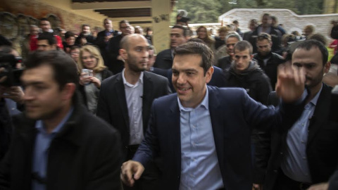 Tsipras, rodeado de gente que también ha acudido al memorial. Tsipras, rodeado de gente que también ha acudido al memorial.