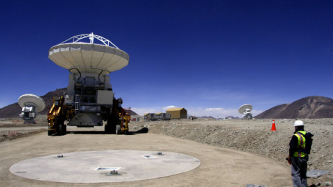 Antena acercándose de una fundación en Chajnantor. Crédito: ALMA (ESO/NAOJ/NRAO), Carlos Padilla.