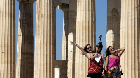 Tres turistas sacándose una foto en el Partenón con el 'palo de selfie'. Tres turistas sacándose una foto en el Partenón con el 'palo de selfie'.