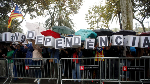 Varias personas se concentran para apoyar a Joana Ortega en Barcelona con la palabra "Independencia" este martes./REUTERS Varias personas se concentran para apoyar a Joana Ortega en Barcelona con la palabra "Independencia" este martes./REUTERS