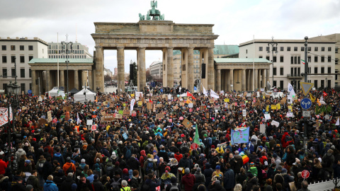 La Puerta de Brandeburgo en Berlín rodeada de manifestantes este viernes. / Reuters
