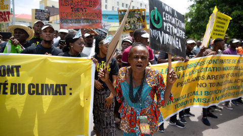 Una mujer lidera las protestas en la República Democrática del Congo. / Reuters