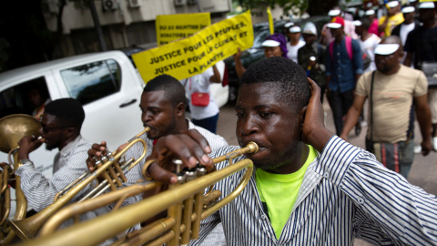 Una banda musical participa en las protestas de Kinsasa, en la República Democrática del Congo. / Reuters