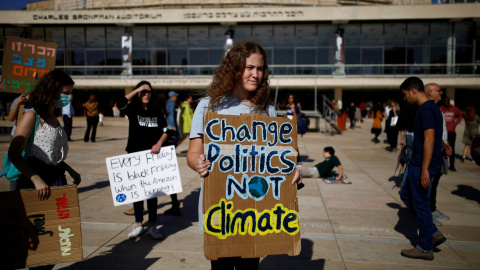 "Cambiad las políticas, no el clima" reivindica una manifestante israelí en su pancarta. / Reuters