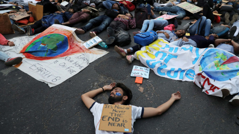Los manifestantes indios de Nueva Delhi escenificaron una muerte colectiva en protesta contra la crisis climática. / Reuters