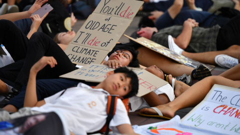 Los tailandeses también escenificaron una muerte colectiva en las calles de Bangkok. / Reuters