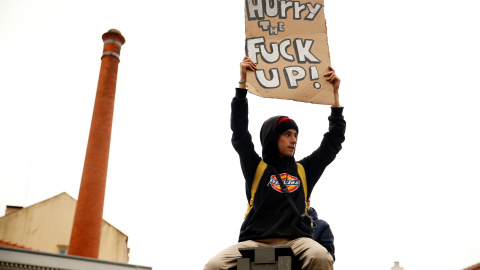 "Apresuraos" reivindica un manifestante lisboeta reclamando acción inmediata contra la crisis climática. / Reuters