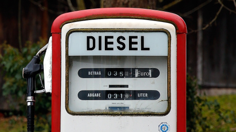 Un surtidor de diesel en una gasolinera en la localidad de Gasse, cerca del lago Tegernsee (ALEMANIA). REUTERS/Michael Dalder