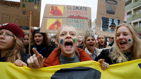 La marcha polaca de Varsovia, liderada por las más jóvenes. / Reuters