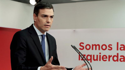 Pedro Sánchez, tras registrar en el Congreso la moción de censura contra Rajoy. / EFE Pedro Sánchez, tras registrar en el Congreso la moción de censura contra Rajoy. / EFE