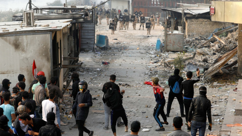 Manifestantes iraquís se enfrentan a las fuerzas de seguridad durante las protestas en Bagdad. / Reuters Manifestantes iraquís se enfrentan a las fuerzas de seguridad durante las protestas en Bagdad. / Reuters