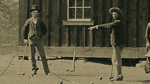 En la fotografía, tomada en 1878 en Nuevo México, se ve a Billy the Kid jugando a croquet En la fotografía, tomada en 1878 en Nuevo México, se ve a Billy the Kid jugando a croquet