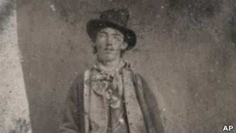 Otra imagen conocida de Billy the Kid fue subastada en 2011 por 2,3 millones de dólares. Otra imagen conocida de Billy the Kid fue subastada en 2011 por 2,3 millones de dólares.