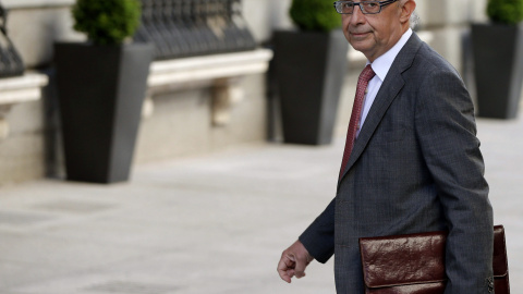 El ministro de Hacienda y Administraciones Públicas, Cristóba Montoro, en el patio del Congreso de los Diputados. EFE El ministro de Hacienda y Administraciones Públicas, Cristóba Montoro, en el patio del Congreso de los Diputados. EFE