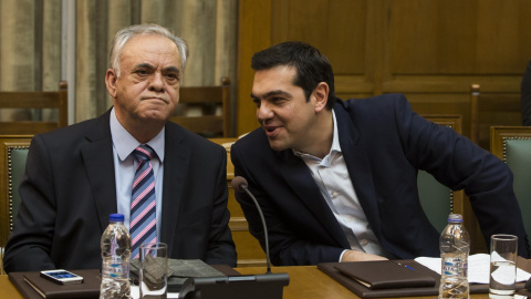El primer ministro griego, Alexis Tsipras, conversa con el viceprimer ministro, Yannis Dragasakis, al comienzo del primer consejo de ministros del nuevo Ejecutivo heleno. REUTERS/Marko Djurica El primer ministro griego, Alexis Tsipras, conversa con el viceprimer ministro, Yannis Dragasakis, al comienzo del primer consejo de ministros del nuevo Ejecutivo heleno. REUTERS/Marko Djurica