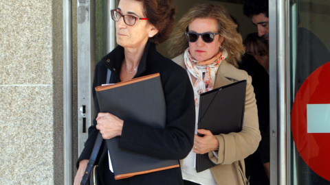 Las catedráticas de Toxicología de la Universidad de Santiago, Ana Maria Bermejo y María Jesús Tabernero, a la salida de los juzgados después de declarar en el juicio sobre la muerte de la niña Asunta Basterra. EFE/Xoán Rey