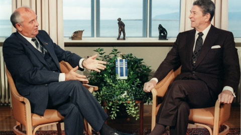 Ronald Reagan y Mijaíl Gorbachov en Reykjavik, Islandia, el 11 de octubre de 1986. - AFP
