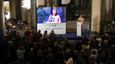 La vicepresidenta del Ejecutivo, Soraya Sáenz de Santamaría, durante su intervención en el acto que el PP ha celebrado en el Congreso de los Diputados para hacer balance de la X legislatura. EFE/Javier Lizón La vicepresidenta del Ejecutivo, Soraya Sáenz de Santamaría, durante su intervención en el acto que el PP ha celebrado en el Congreso de los Diputados para hacer balance de la X legislatura. EFE/Javier Lizón