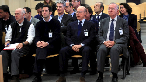 El antiguo presidente del grupo Pescanova Manuel Fernández de Sousa (d), junto a los máximos responsables de la empresa entre 2009 y 2013, en el banquillo de la Audiencia Nacional en San Fernando de Henares (Madrid). EFE/Fernando Alvarado El antiguo presidente del grupo Pescanova Manuel Fernández de Sousa (d), junto a los máximos responsables de la empresa entre 2009 y 2013, en el banquillo de la Audiencia Nacional en San Fernando de Henares (Madrid). EFE/Fernando Alvarado